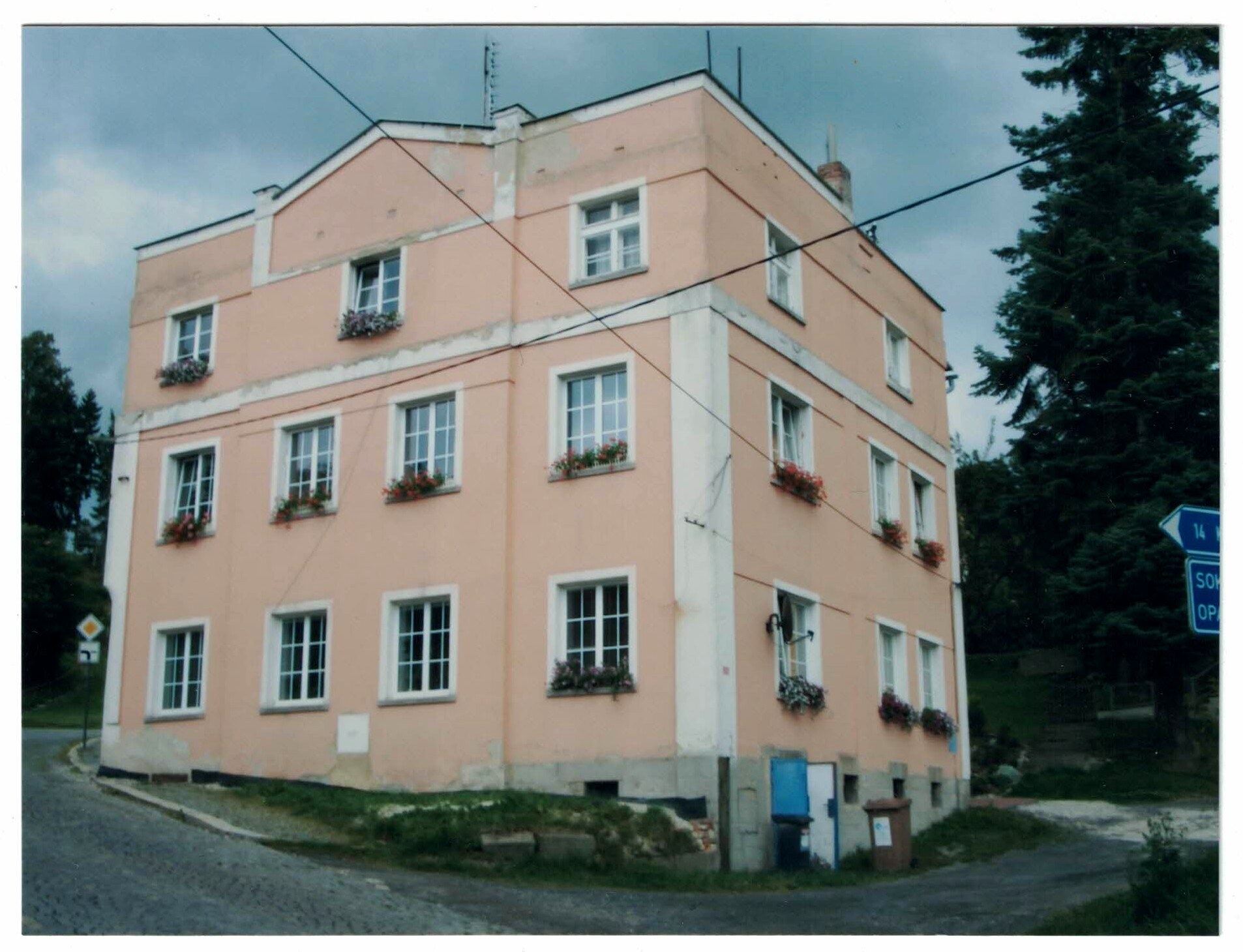 Das Hauptgebäude der Firma Hoyer in der Falkenauer Straße 316 wurde in den späten 1920er Jahren um eine dritte Etage erweitert. Aufnahme von 2006